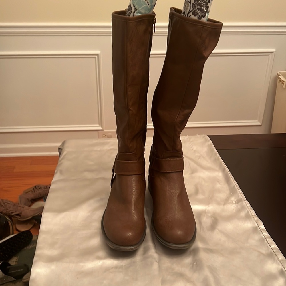 Unr8ed Size 10 Brown Boots with Buckles on Sides.
